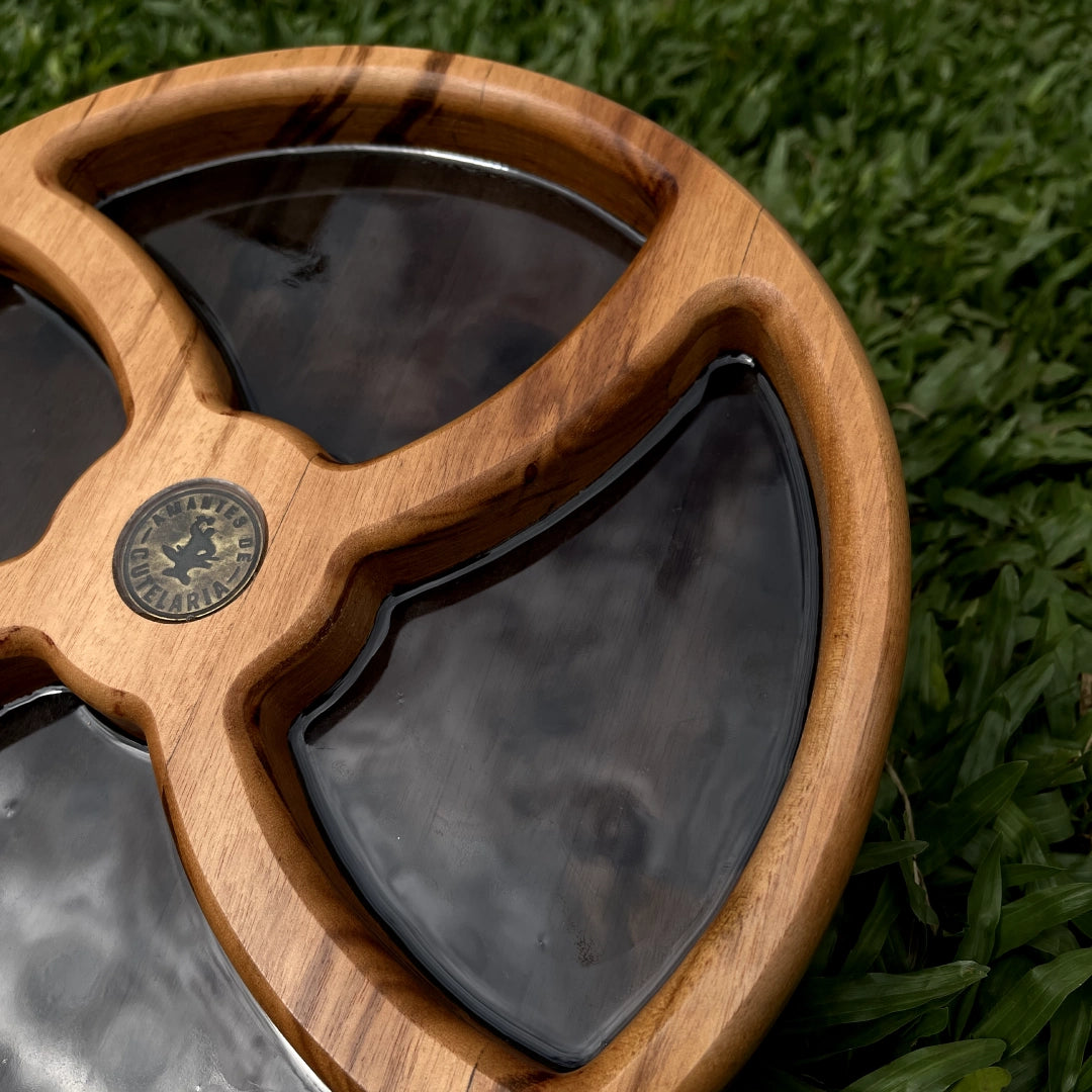 Petisqueiro com Divisórias Muiracatiara e Resina