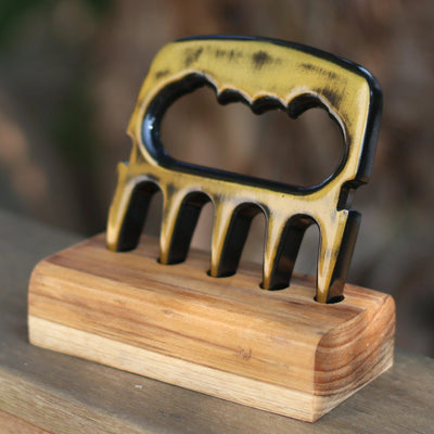 Garra de Urso Ouro Envelhecido com Base em Madeira