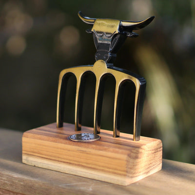 Garfão Bull Ouro Envelhecido com Base em Madeira